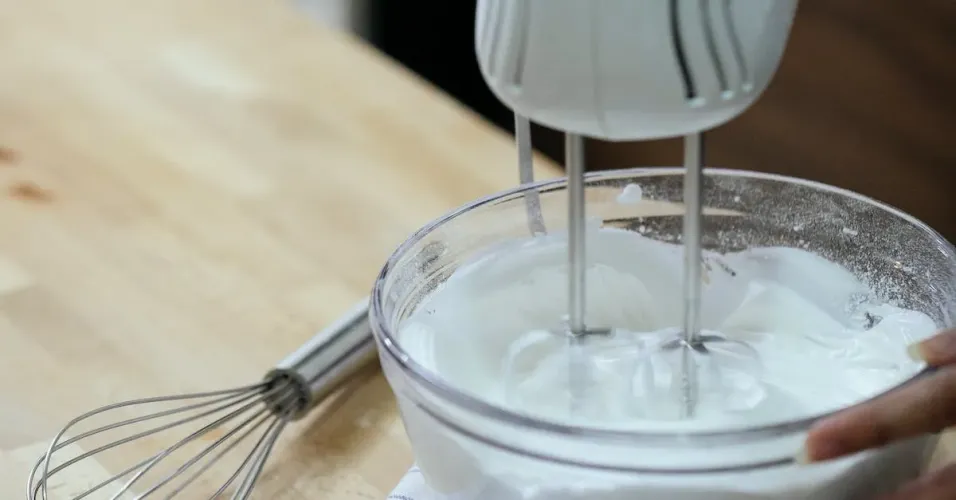 How to Incorporate Ingredients with the Dualit 4-Speed Professional Hand Mixer