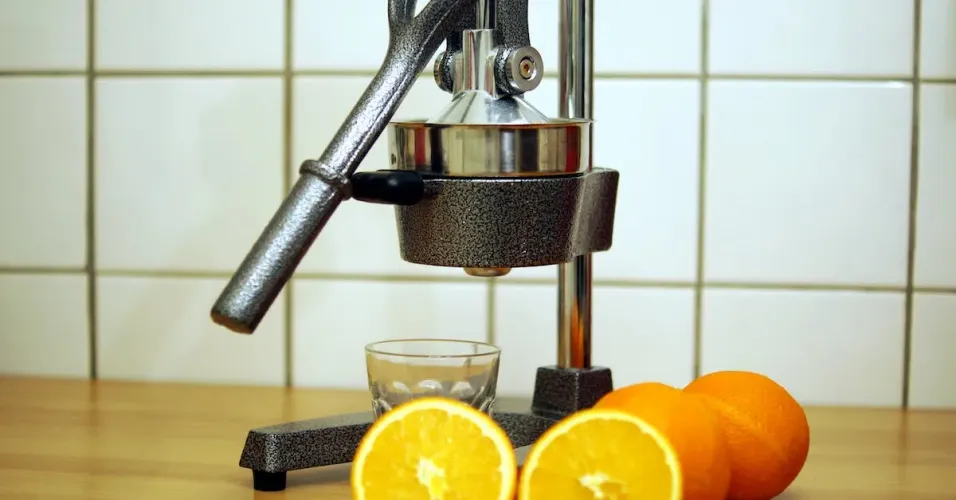How to Juices Fruits with the Omega J4000 High-Speed Pulp Ejection Juicer